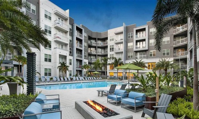 Courier City - Oscawana Apartamento | Bleecker 1-110 · Luxury King Suite - Pool - Gym - FREE parking - L
