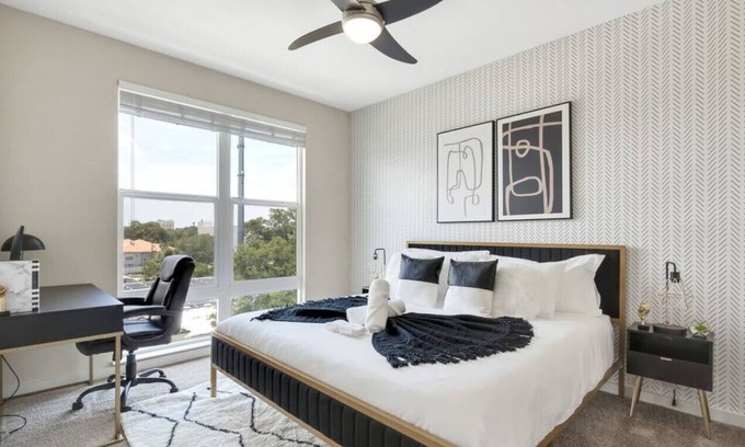 Courier City - Oscawana Apartamento | Bleecker 1-431 · Luxury King Suite - Pool - Gym - FREE parking - J