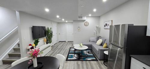 Northeast Edmonton Cama Y Desayuno | Bleniel Place - Stylish Basement Suite with Wi-Fi Netflix & Parking