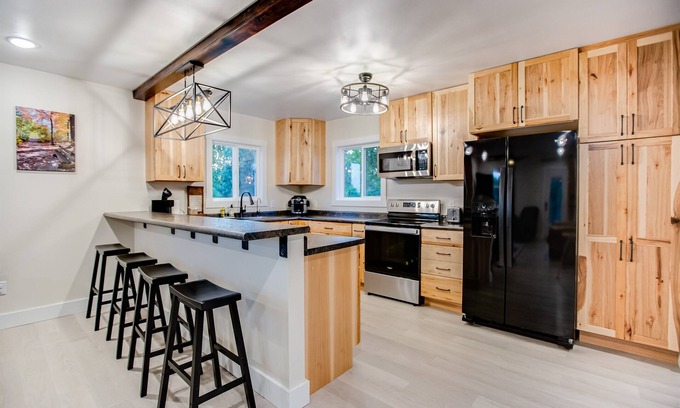 Helmsburg Otro | Guests rave: super clean | family focused | pondview | indoor sensory playground