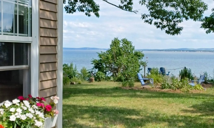 Kingsport Cabaña | Blomidon Rose Fan Cottage por el agua