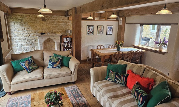 Burstock Cabaña | Bloom Cottage – 3 bedroom countryside family retreat w/garden & views
