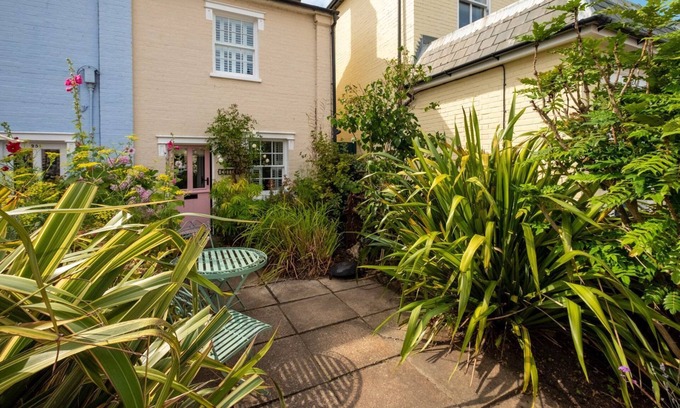 Aldeburgh Apartamento | Bloom Cottage - Idealmente ubicado a solo unos pasos de la playa de Aldeburgh