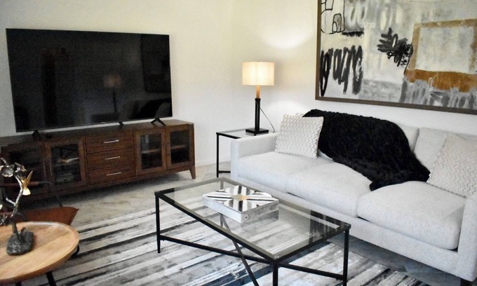 Bloomfield Hills Casa | Bloomfield Hills Modern, Luxurious Ranch, 1900 Sq Ft, 3 Bedroom/2.5 Bath + Patio