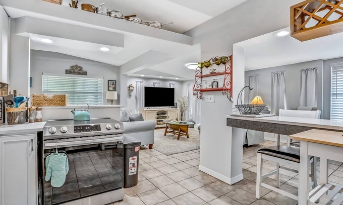 Greater Pinellas Point Casa | Blooming oasis near the ocean with a hot tub, adult bikes & grill - dog-friendly