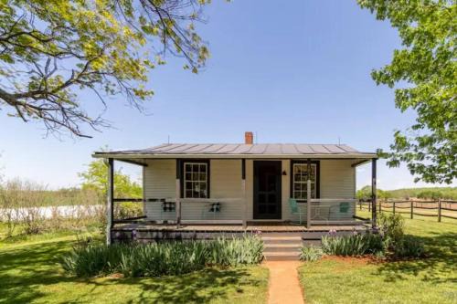 Oakpark Casa | Bloomingdale Honeymoon Cabin w/Mountain/Barn Views