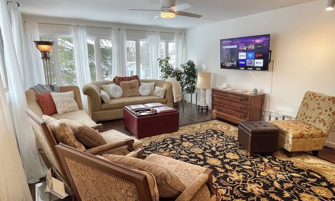 Bloomington Apartamento | Hermosa casa llena de luz de 3 dormitorios en el nivel superior de la casa de dos niveles