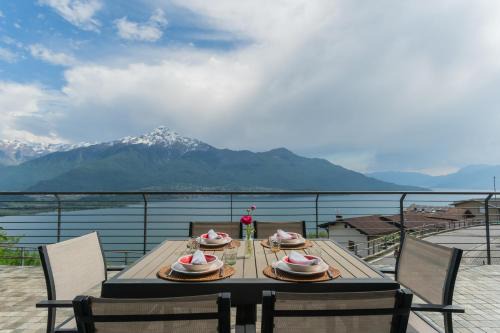 Aurogna Apartamento | Blooms by the Lake by Rent All Como