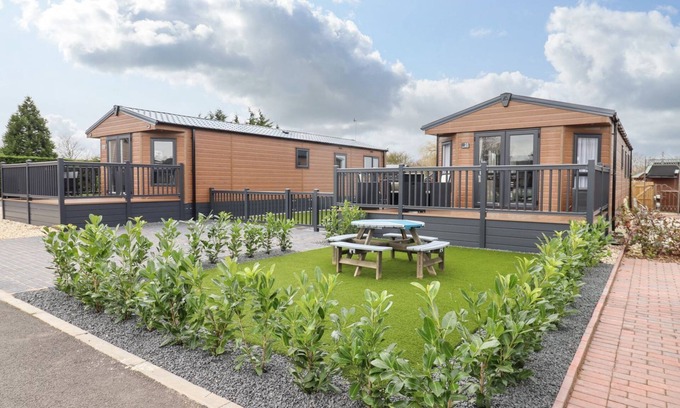 Evesham Cabaña | BLOSSOM VALE LODGE, pet friendly, with a garden in Evesham