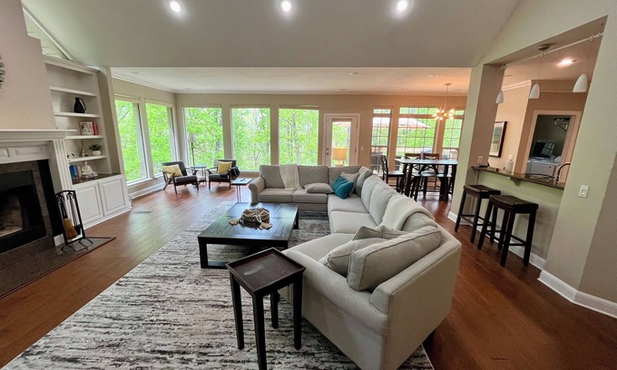 Bella Vista Casa | Blowing Springs Getaway /Private Trailhead