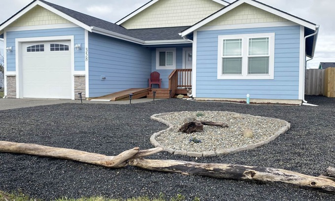 Ocean Shores Cabaña | Blue Anchor Cottage - pet friendly retreat! Game Room! Walk to beach!