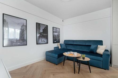 Baluty Apartamento | Blue and White Apartment in Łódź with Furnished Balcony by Noclegi Renters