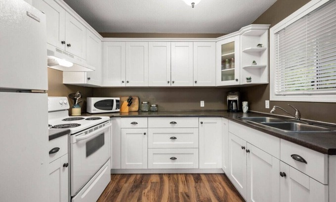 Cultus Lake Cabina | Blue Beach Bungalow: Play. Relax. Repeat.