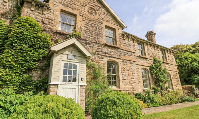 Biddestone Cabaña | BLUE BELL, pet friendly, luxury holiday cottage in Colerne