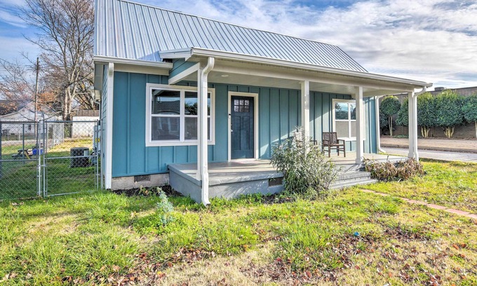 Dunean Casa | 'Blue Bird Bungalow' - 3 Mi to Main St!