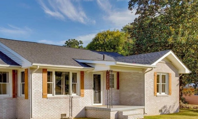 Rossville Casa | Blue Bird Spur Outdoor dinning, fire pit, & games!