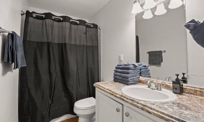 Brentwood Apartamento | Blue Brentwood Pad! Close to DTX! Cozy Beds!