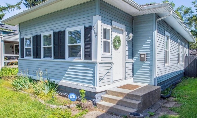 Northshore Triangle Casa | Blue Bungalow with 2 bedrooms, WiFi, AC in peaceful South Bend