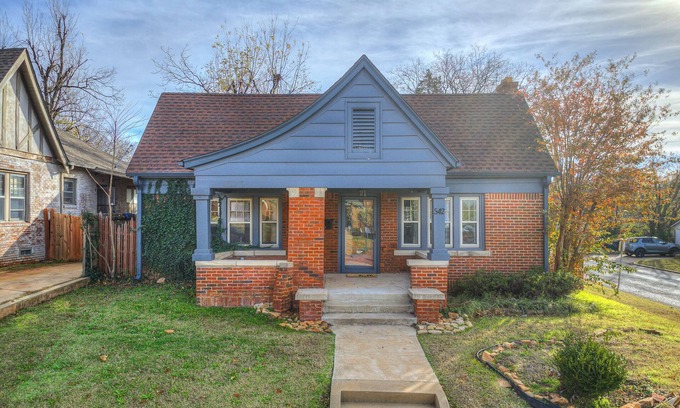 Central Oklahoma City Casa | Blue Canvas Cottage by the Paseo - 10 Guests
