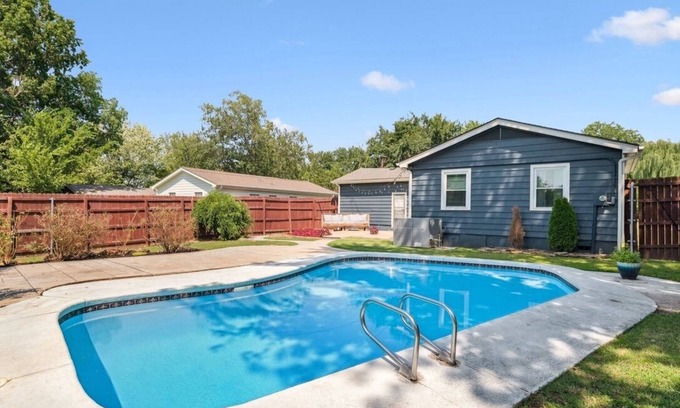 Broken Arrow Casa | Blue Cedar Poolside Retreat: 3-bedroom home in Broken Arrow with full amenities