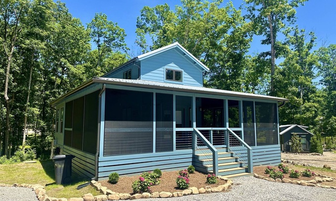 Tracy City Cabina | Blue Chair Hideaway at The Retreat at Water's Edge