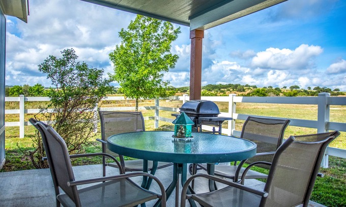 Hye Casa | Blue Cottage | Close to Wineries | Peaceful