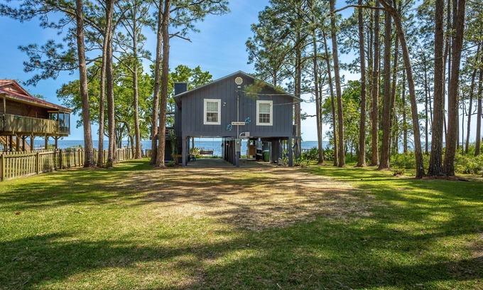 Carrabelle Casa | Blue Crab Shack 2BR/2BA w/ Loft Area and dock!