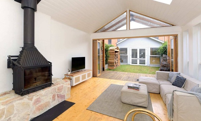 Footscray Casa | Blue Door - 3BR Unit in the heart of Footscray