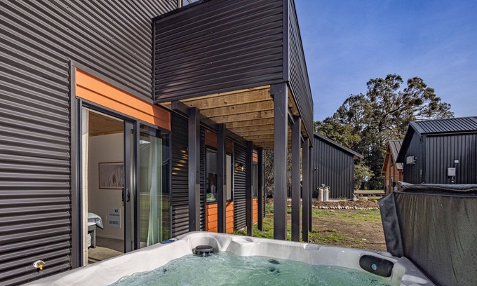 Ohakune Chalet De Esquí | Blue Door Chalet - Ohakune Bach with spa. Close to town centre.