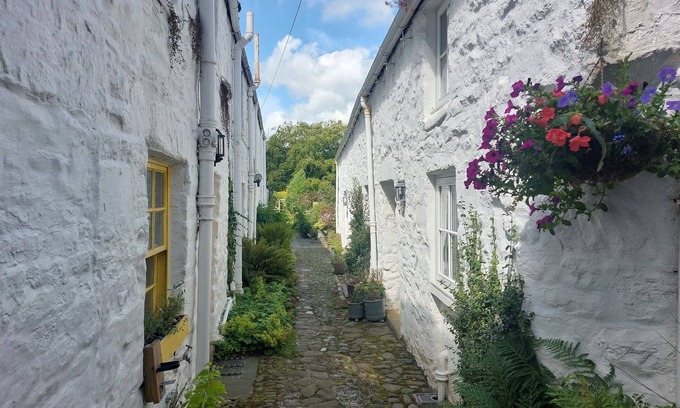 Kirkcudbright Cabaña | BLUE DOOR - KIRKCUDBRIGHT, pet friendly in Kirkcudbright