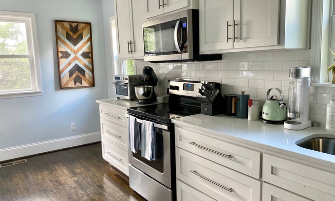 Forest Park Casa | Blue Door Walk to Avondale Dog-friendly w Yard