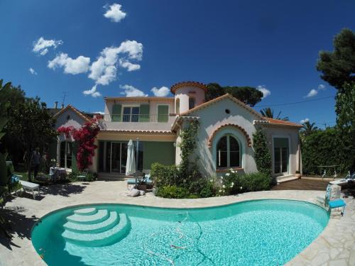 Riou - Petit Juas - Av de Grasse Casa | Blue Dream Cannes Guest House