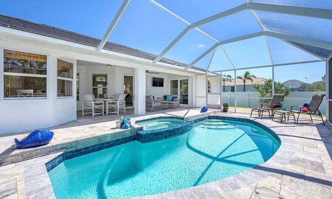 Pelican Casa | Blue Fish - Cozy vacation rental in Cape Coral