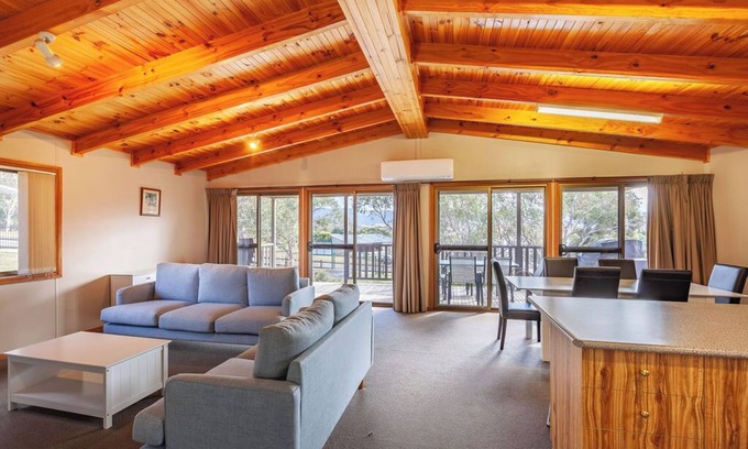Jindabyne Cabina | Blue Gum Cottage - Spacious 3BR + Lakeside Views 5 mins to main shopping area