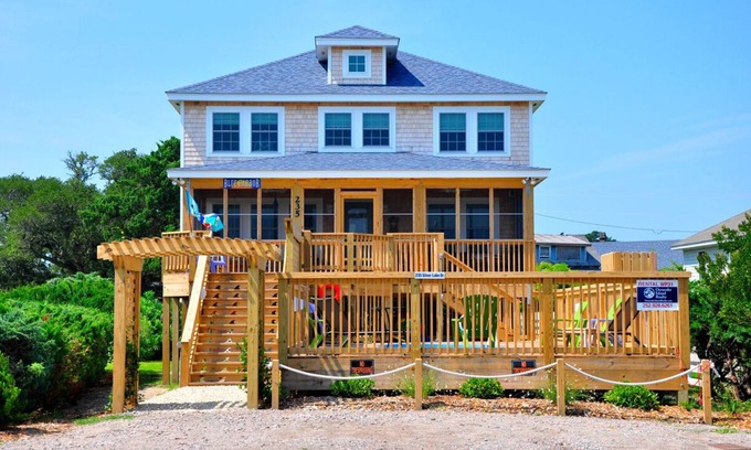 Ocracoke Casa | Este histórico inmueble Silver Lake ofrece la experiencia de vacaciones excepcional. Piscina y muelle.