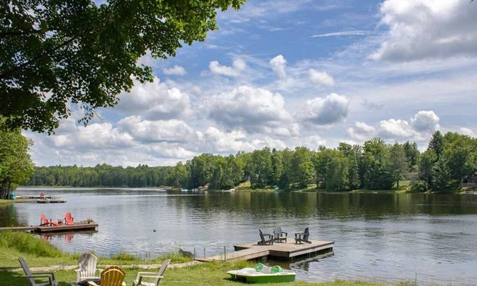 Irondale Cabaña | Blue Haven - Beautiful Haliburton Cottage w/ Hot Tub, AC, Wi-Fi, Watercraft