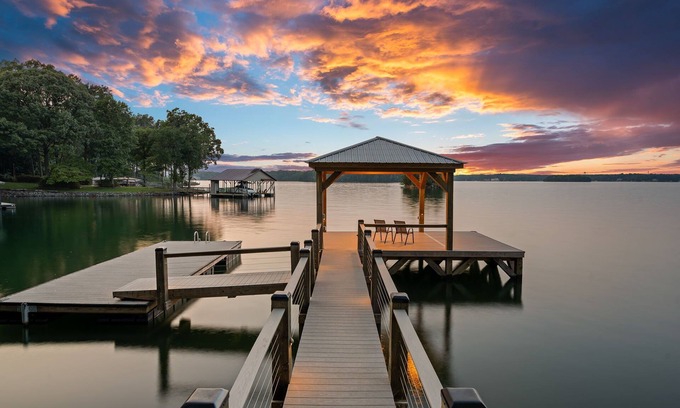 Mayhew Casa | Verdaderamente increíbles vistas al lago Norman !! Hermosa casa espaciosa