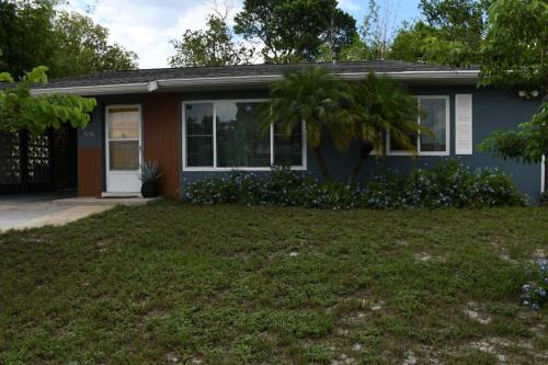 Deltona Lakes Apartamento | Blue Heron Cottage Cozy 2BR Sleeps 6 Fire Pit