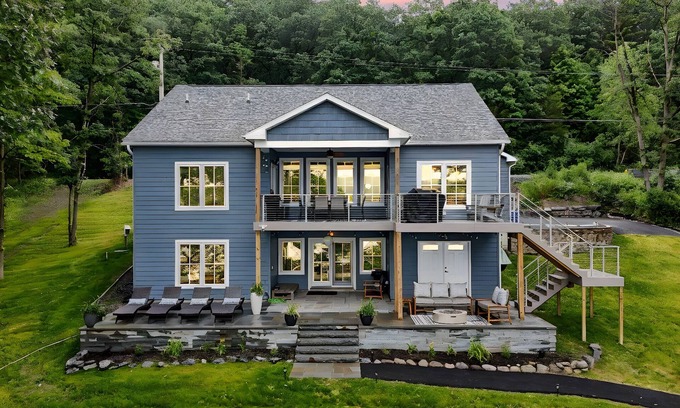 Lansing Casa | Blue Heron Hideaway: A Premium Lakefront Retreat