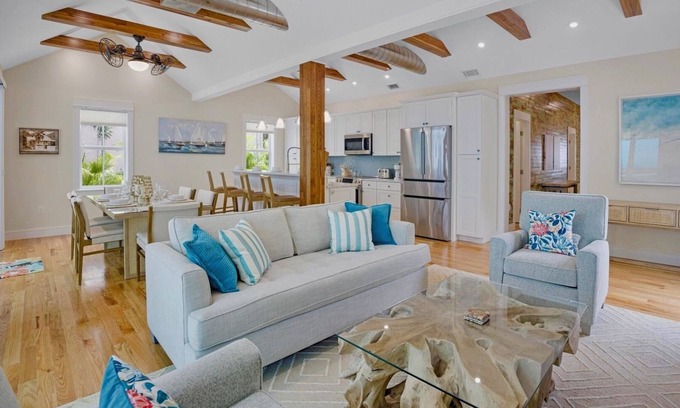 Downtown Casa | **BLUE HERON'S HIDEOUT @ OLD TOWN** Newly Renovated Home & Pool + LAST KEY SERVI