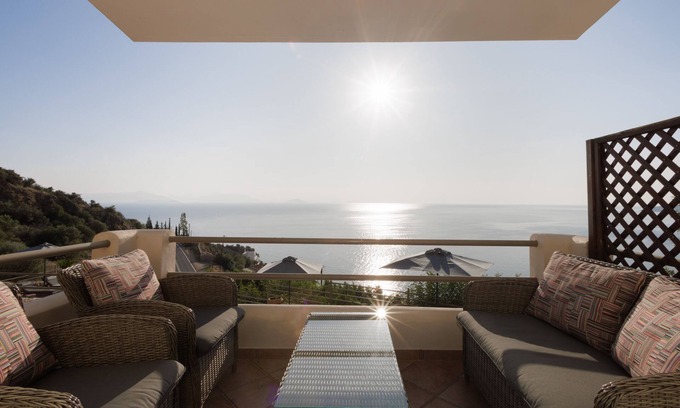 Astros Apartamento | Blue Horizon -Emerald Sea View Suite