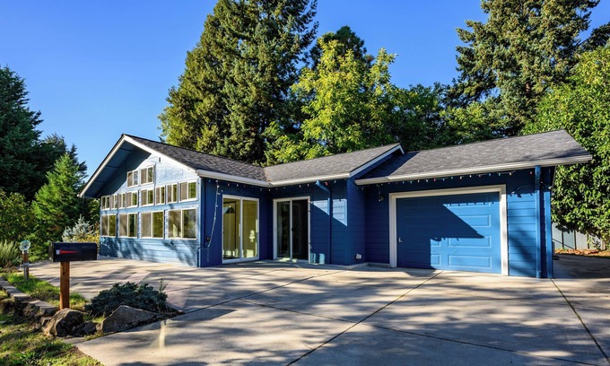 Central Oregon Casa | Blue House: country living close to everything