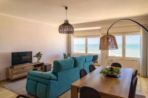 Praia de Santa Cruz Apartamento | Blue House in Santa Cruz with Sea View