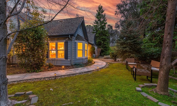 Mariposa Casa | Blue house of Yosemite