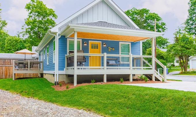 West Side Historic District Casa | Blue House on Blythe