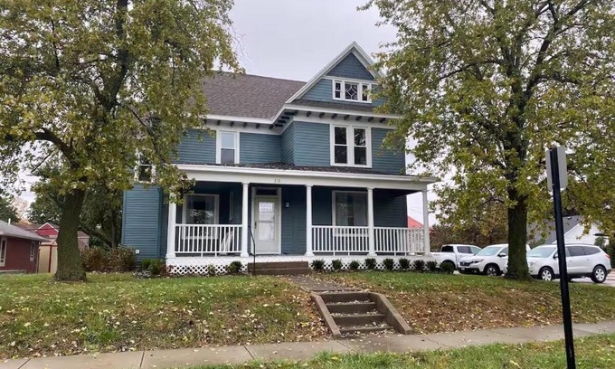Maryville Casa | Blue House on Main - Pet Friendly