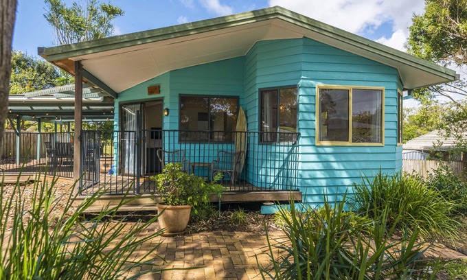 North Creek Casa | Blue House Surf Shack - Pet Friendly - Pet Friendly Authentic Beach House