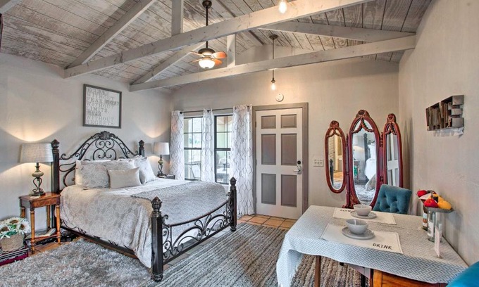 Pittsburg Apartamento | Blue Jay Cottage - Pittsburg Studio on Winery!