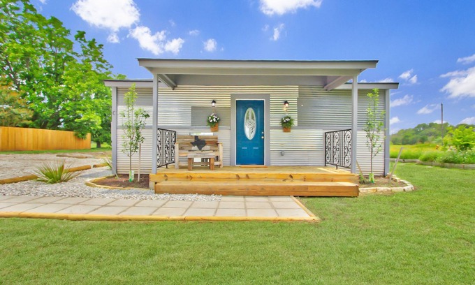 Blanco Cabina | Blue Jay Getaway - Walking Distance to Downtown Blanco!