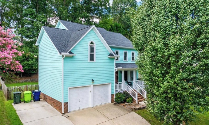 North Raleigh Casa | Blue Jay’s Retreat: King Bed & Fenced Yard